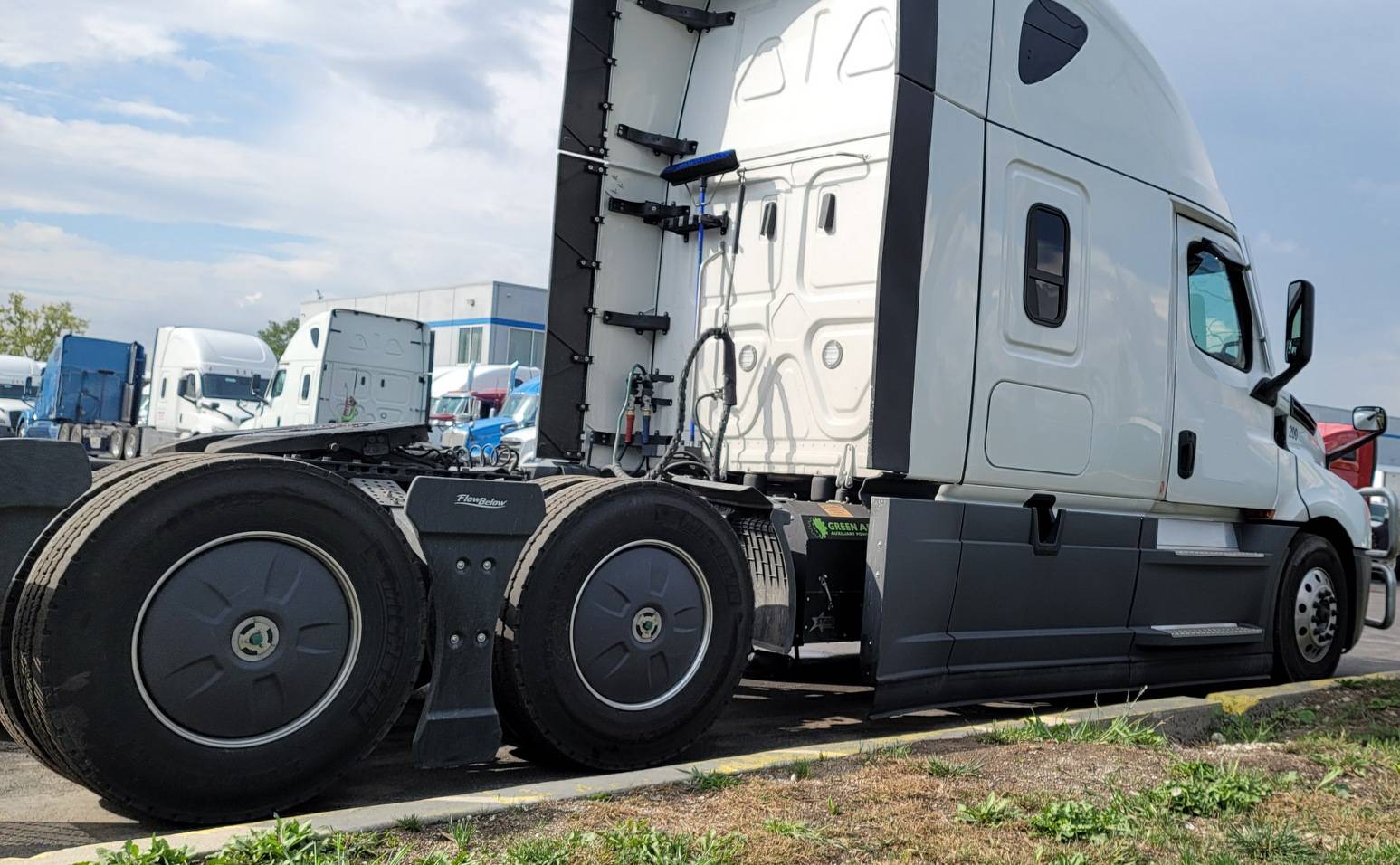 White semitruck with Green APU auxiliary power unit installed